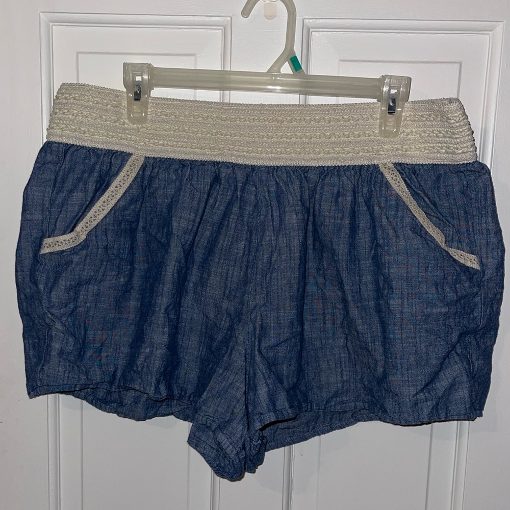 Stretchy shorts with cream detail.